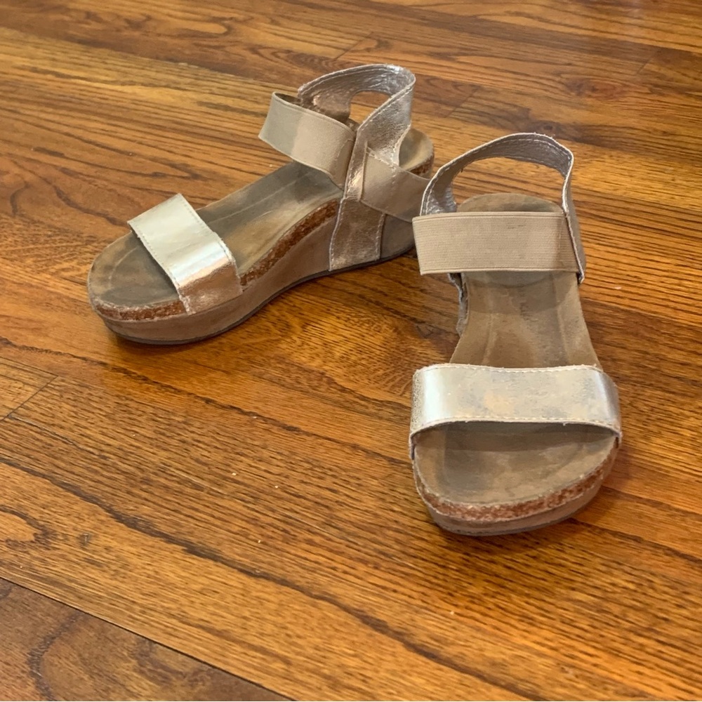 Pierre Dumas Platform Sandal Shoes
Girls Size 12
Smoke Free Home
Bundle & Save o